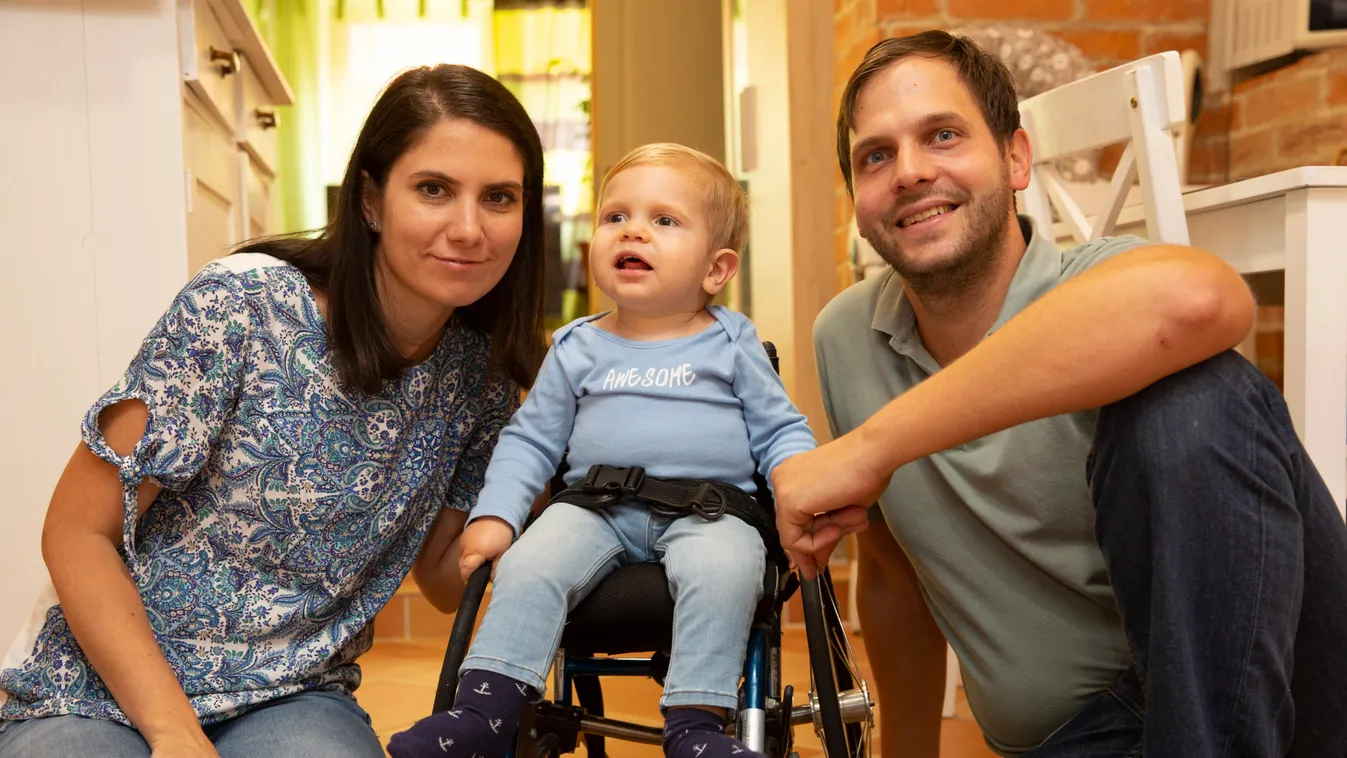 Elképesztően aranyos: Szülinapi képeken a 3 éves SMA Zente