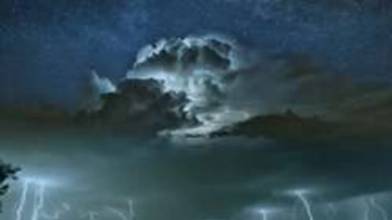 Elsőfokú riasztás: Óriási felhőszakadás tart hazánk felé!