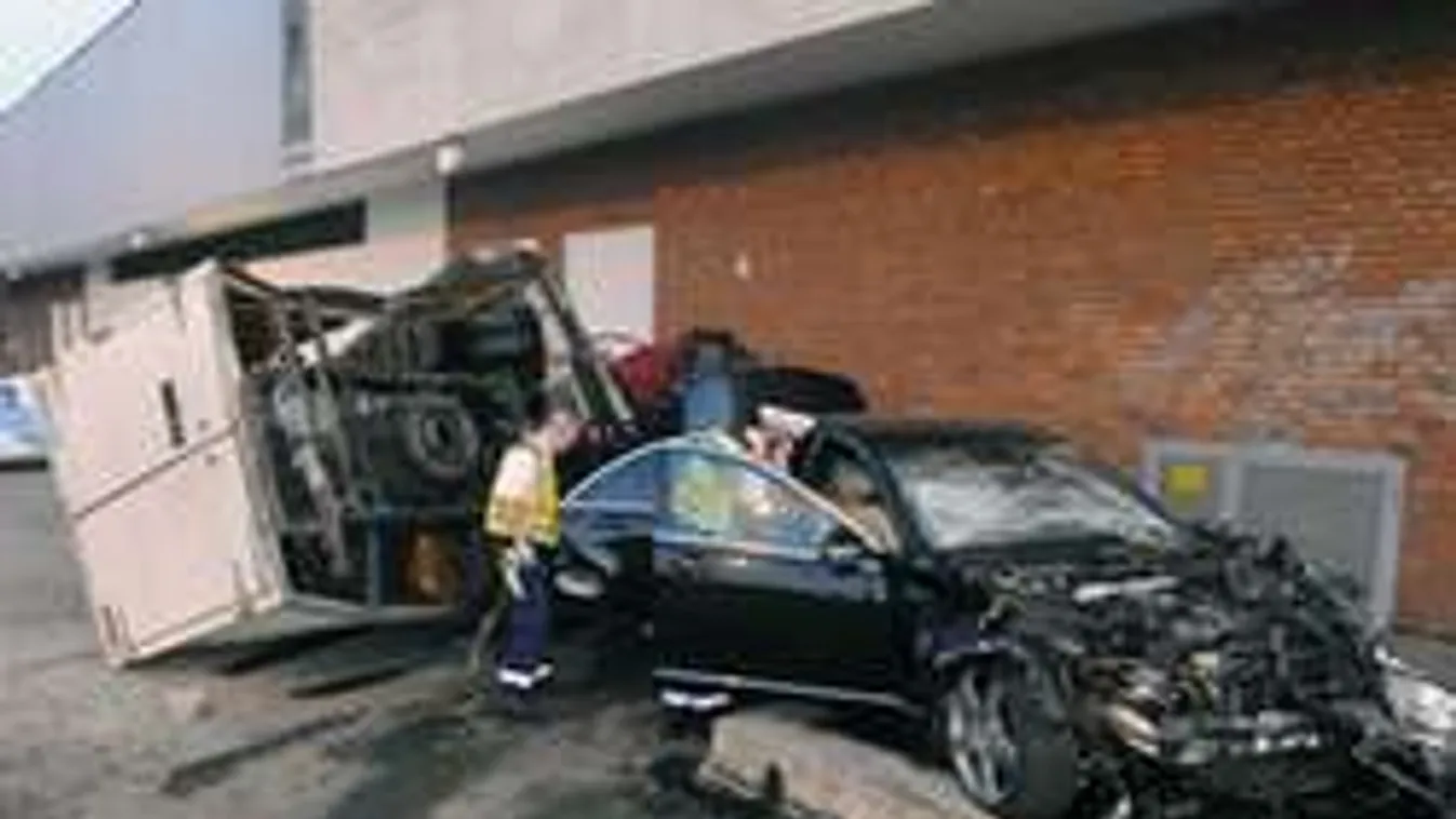 Életveszélyesen megsérült a sofőr a csepeli horrorbalesetben