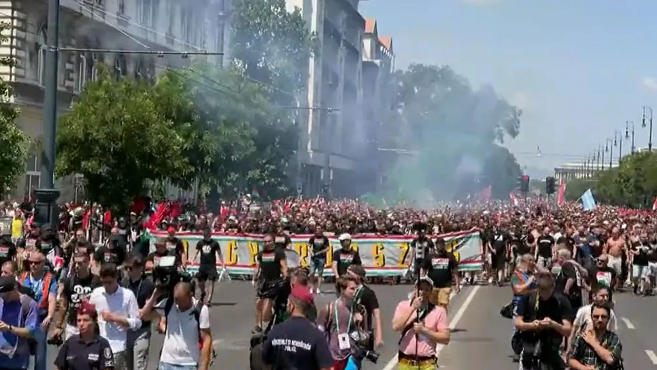 Zeng a „Hajrá, magyarok” végig a Dózsa György úton: elindult a szurkolói tömeg a meccsre – videó