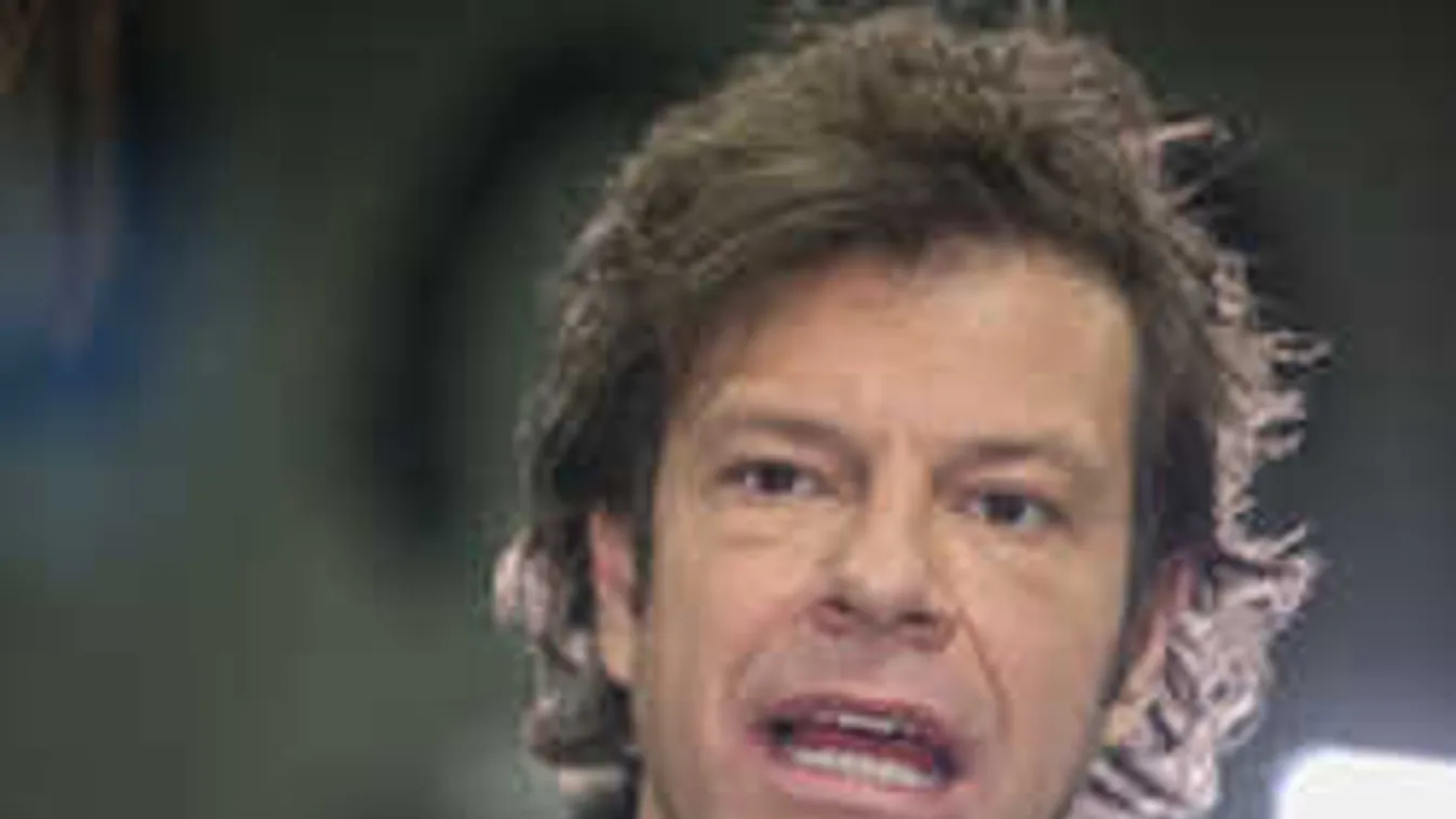 Törött kézzel fosztották ki Tilláékat