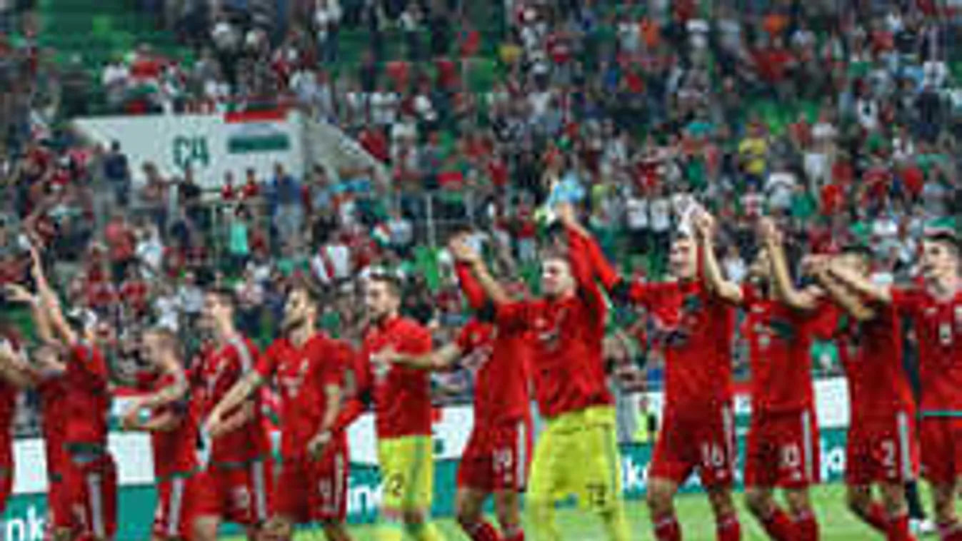 Árulkodó fotó, trükközik a fűvel a válogatott a Fradi-stadionban