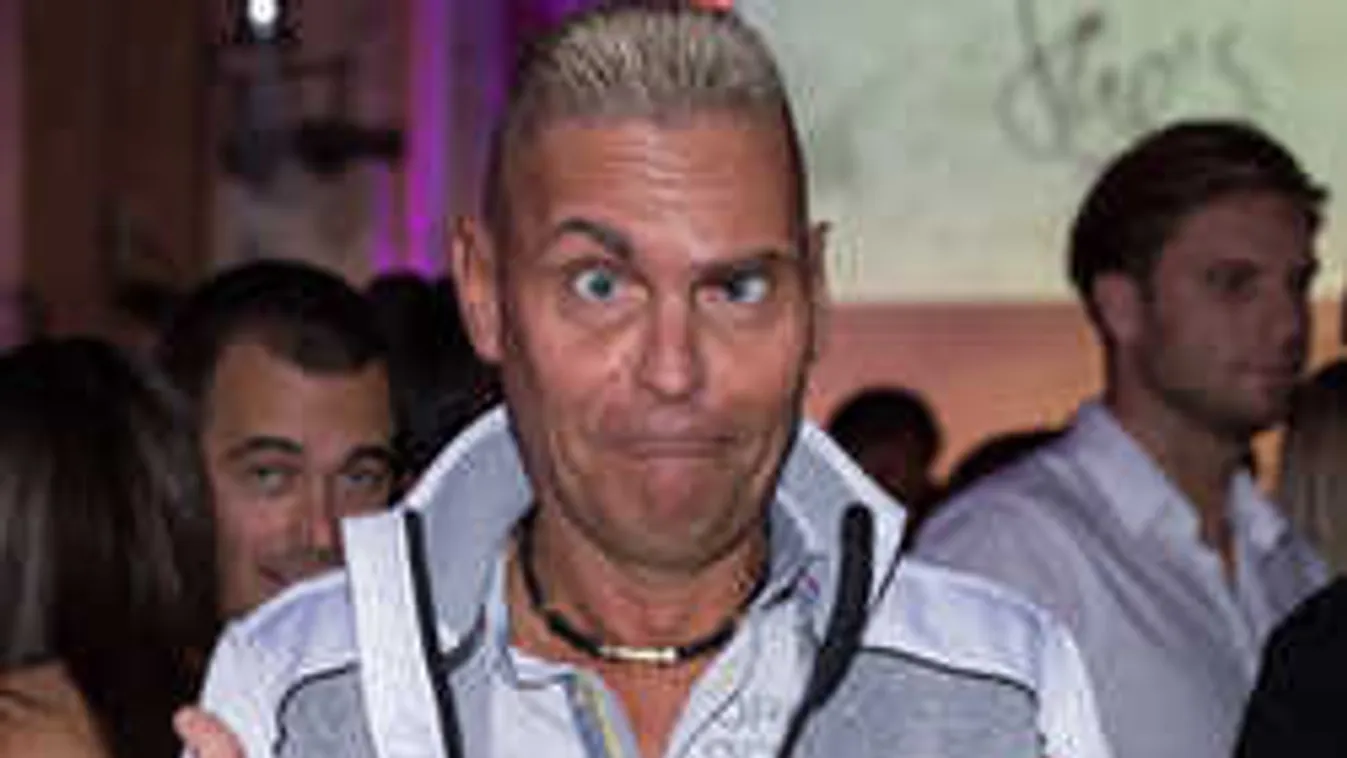 Sokkoló fotó: Implantátumot rakatott a mellébe a magyar mulatóskirály?