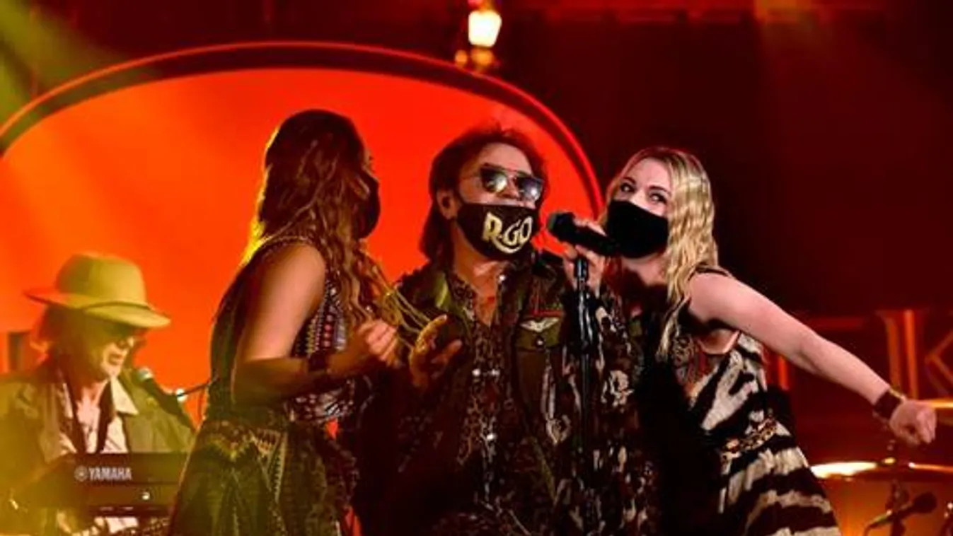 Az Akusztik Legendák színpadán Szikora Róbert