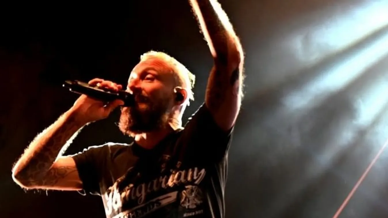 Óriásit esett a színpadon, csúnyán megsérült a magyar énekes