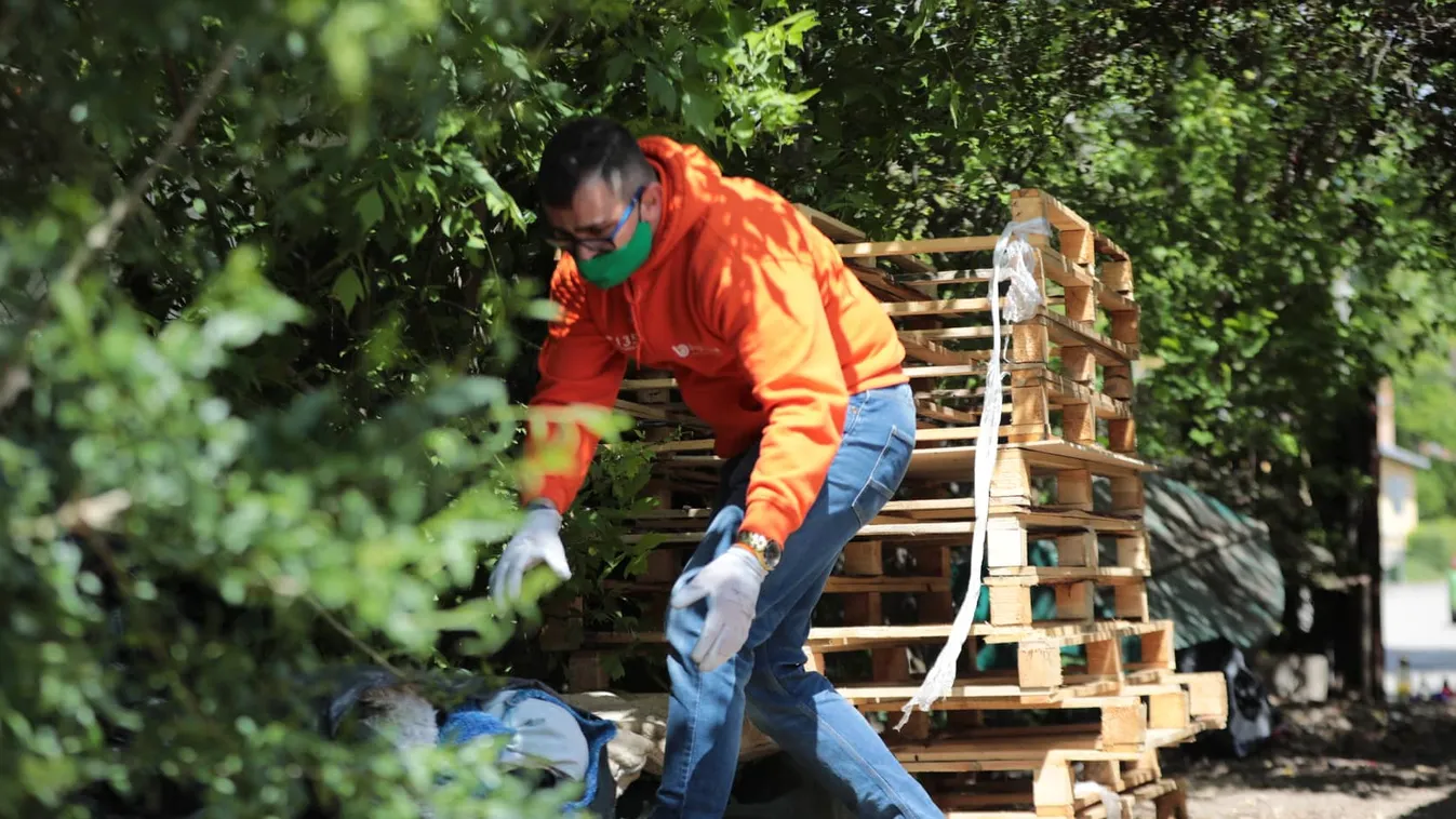 Végre rend lesz: önkéntesek takarítják Szilágyi István elhanyagolt otthonát – videó