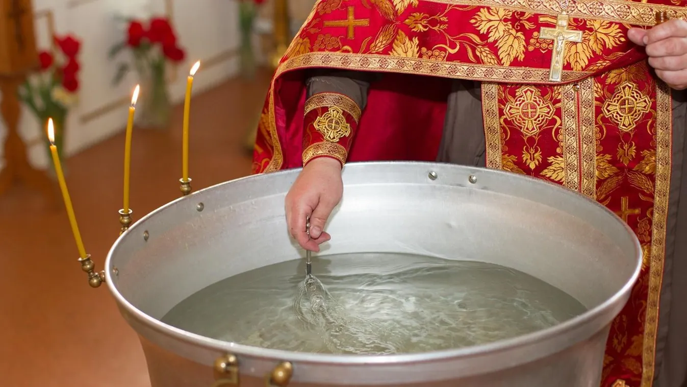 Sokkot kaptak a szülők: elhunyt a kisbaba, akit a pap belemártott a keresztelővízbe