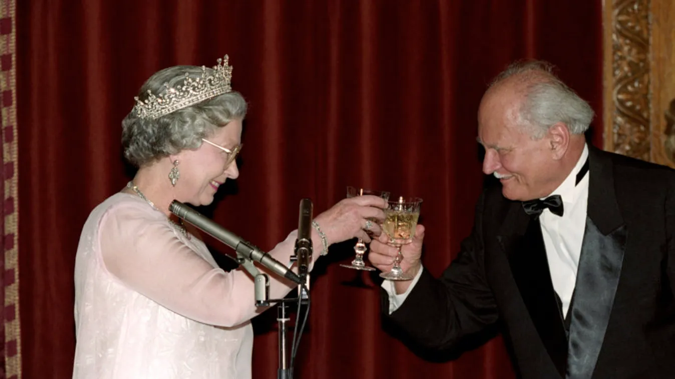 Göncz Árpád díszvacsorát rendezett a királynő és férje tiszteletére