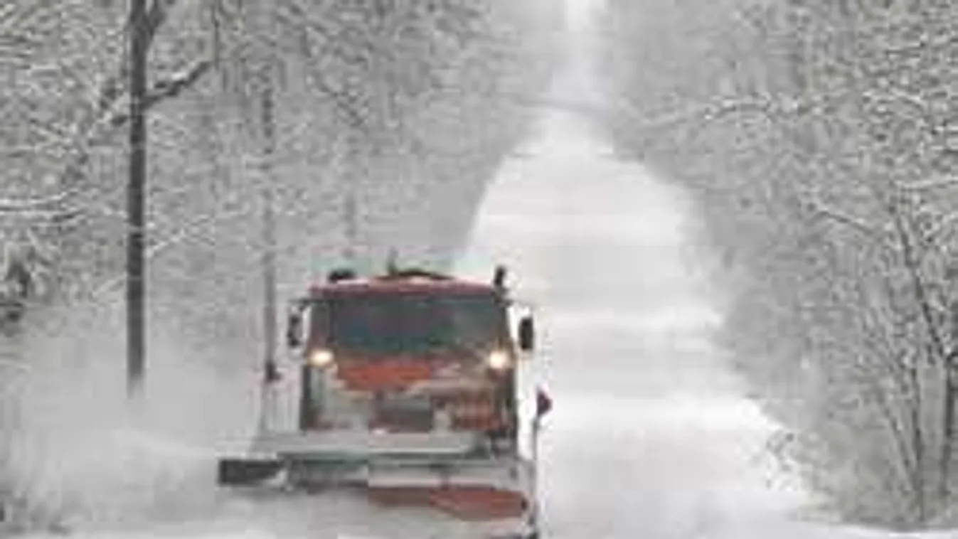 Durva éjszakánk lesz, készenlétben a mentőegységek