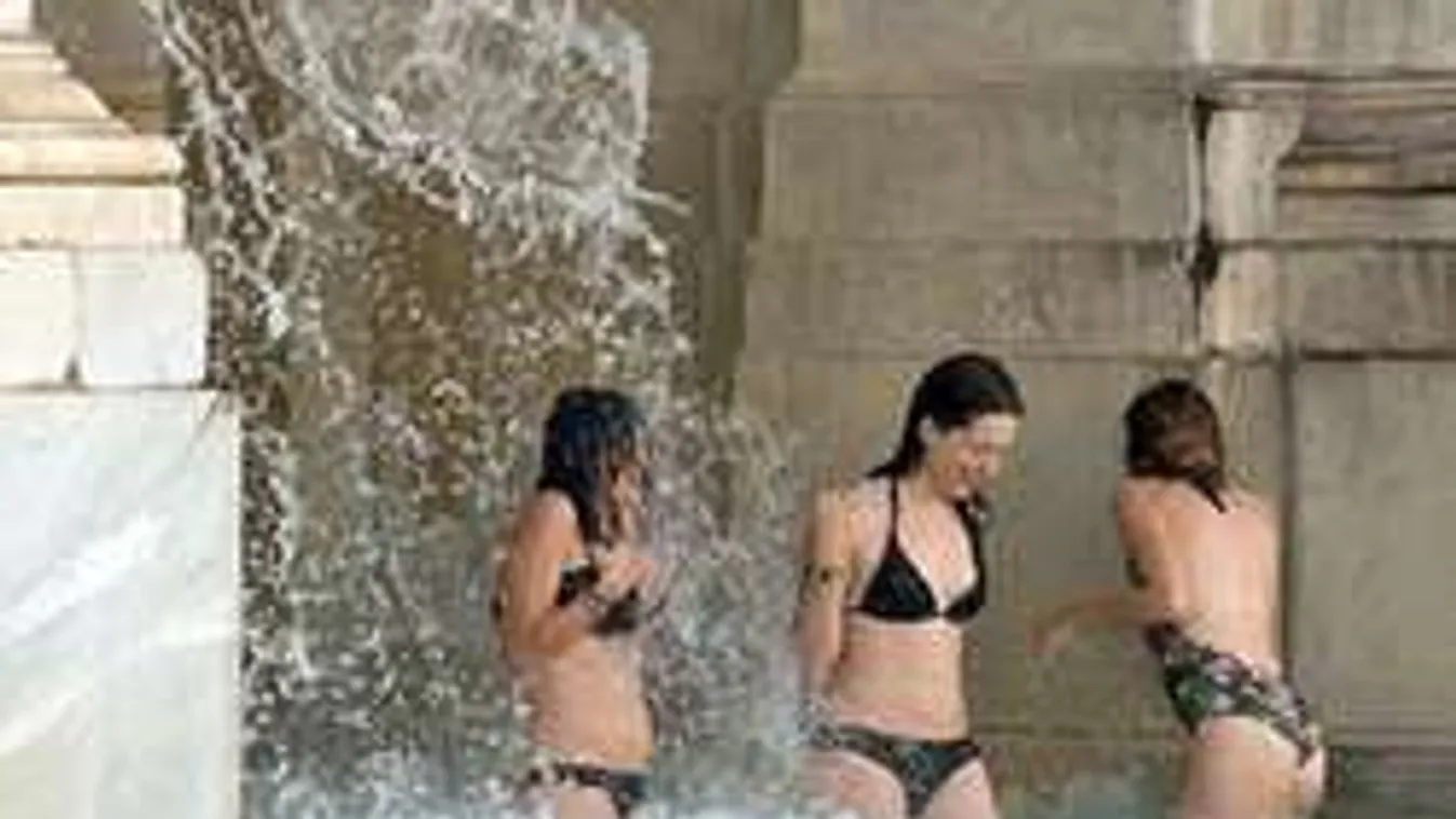 Szökőkútban pancsoló bikinis turisták miatt tört ki botrány Rómában!