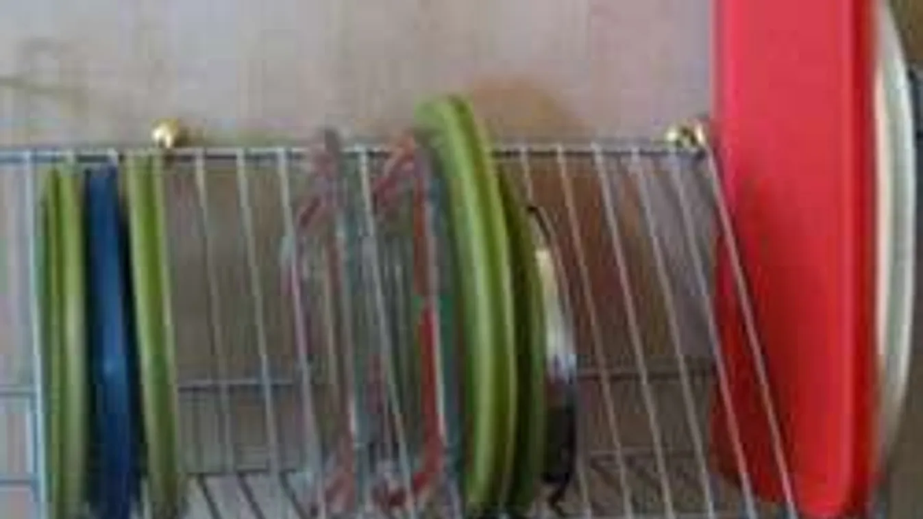 Mit keres a CD-tartó a konyhaszekrényben?