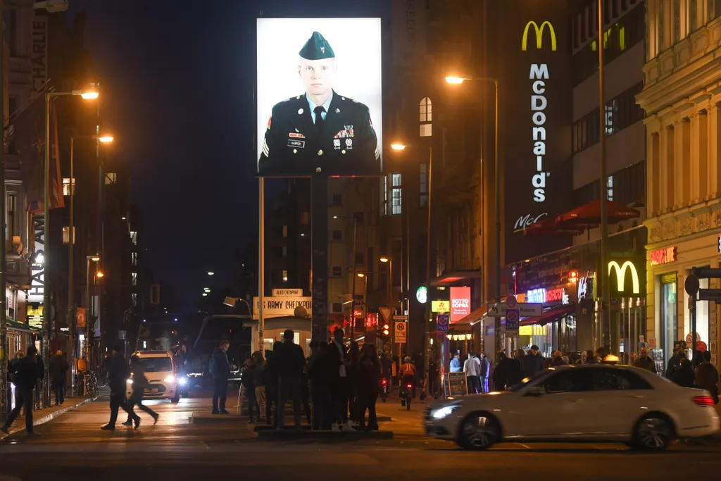 Amerikai katona arcképe jelent meg az egykori amerikai ellenőrzőpont, a Checkpoint Charlie helyén, ahol egykor szembenéztek az amerikai és a szovjet tankok