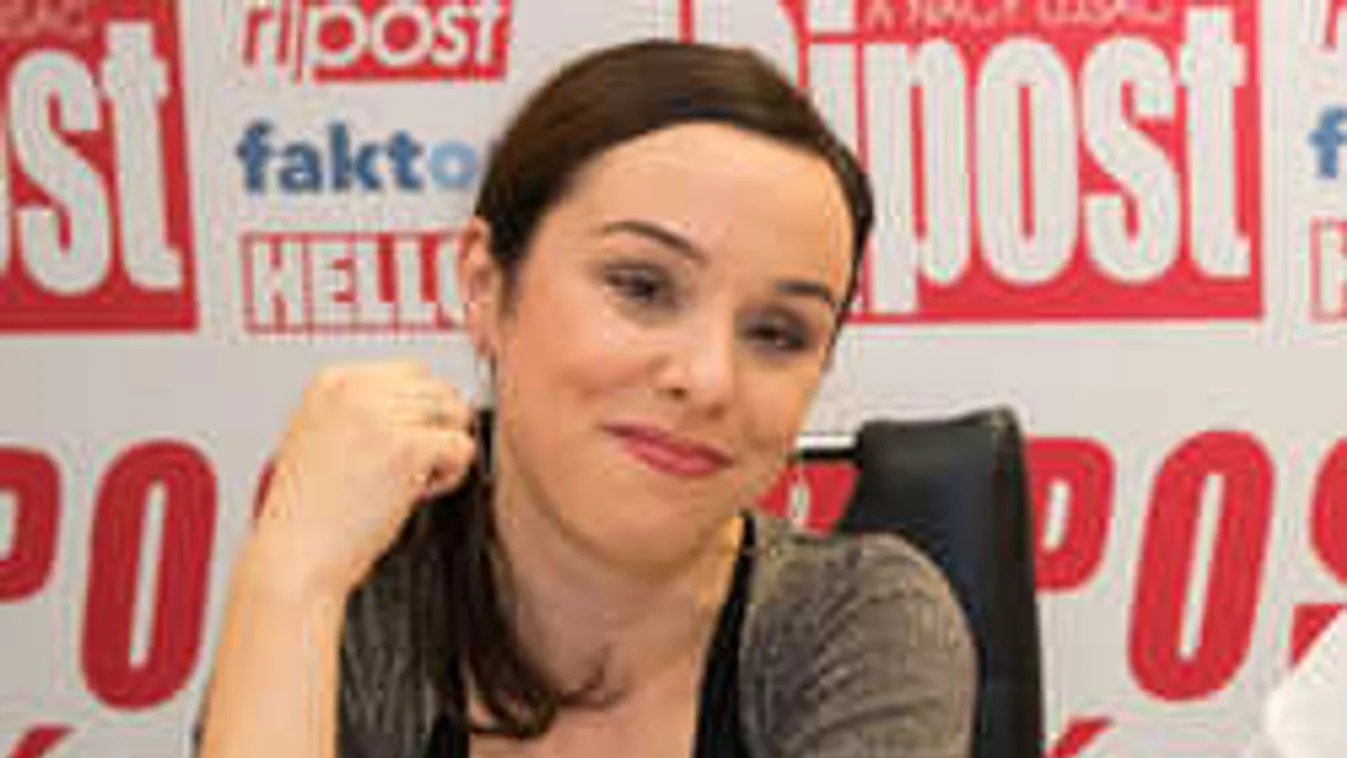 Elképesztő, fehérneműben lépett színpadra a szexi magyar énekesnő