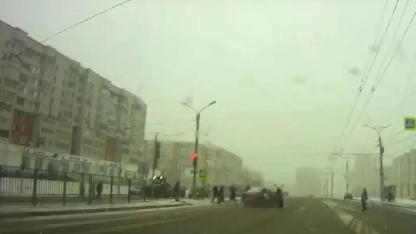 Vérfagyasztó videó: gyalogosok közé hajtott a taxis, túlélték a lehetetlent