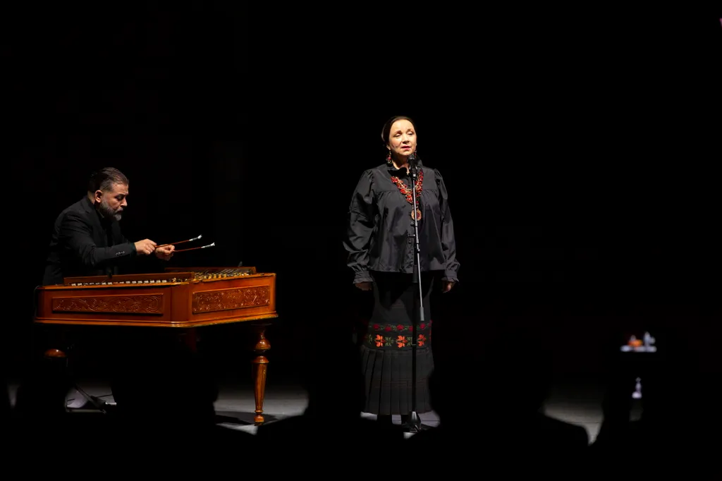 Lukács Miklós cimbalommûvész (b) és Sebestyén Márta énekes (j) az "Egy a Természettel" Vadászati és Természeti Világkiállítás megnyitóján a Hungexpo Budapest Kongresszusi és Kiállítási Központban 2021. szeptember 25-én. MTI/Varga György