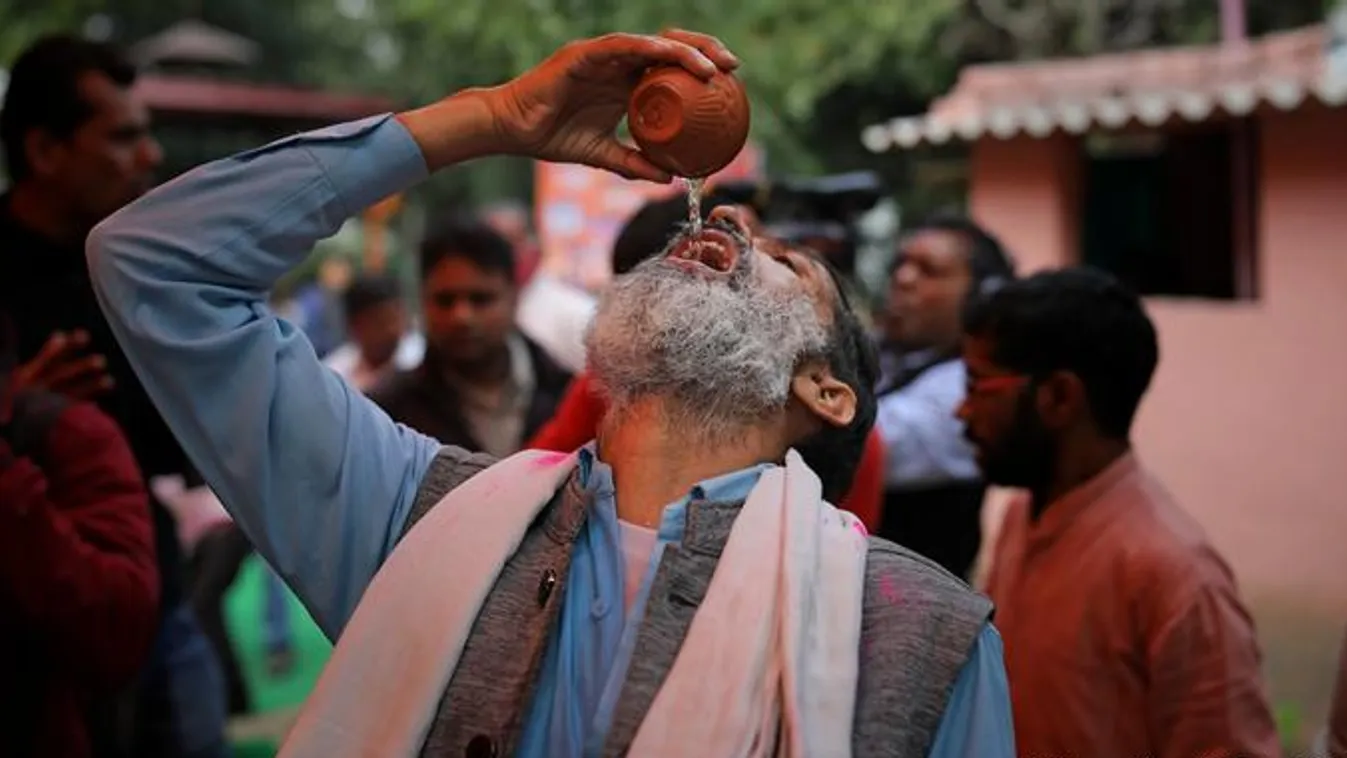 „Mindennap tehénvizeletet iszom, megvéd a koronavírustól” – állítja egy magas rangú politikus Indiában