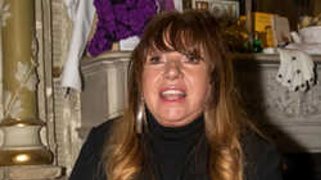 Elképesztő fotók kerültek elő a legendás magyar énekesnőről