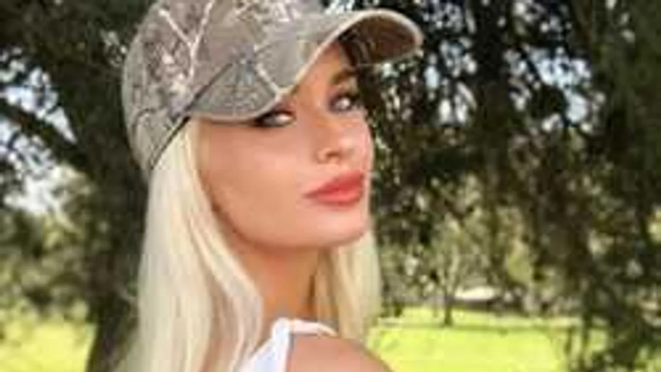 Csak úgy ontja a pucér szelfiket ez a szőke bombázó, nem tűnik szégyenlősnek!