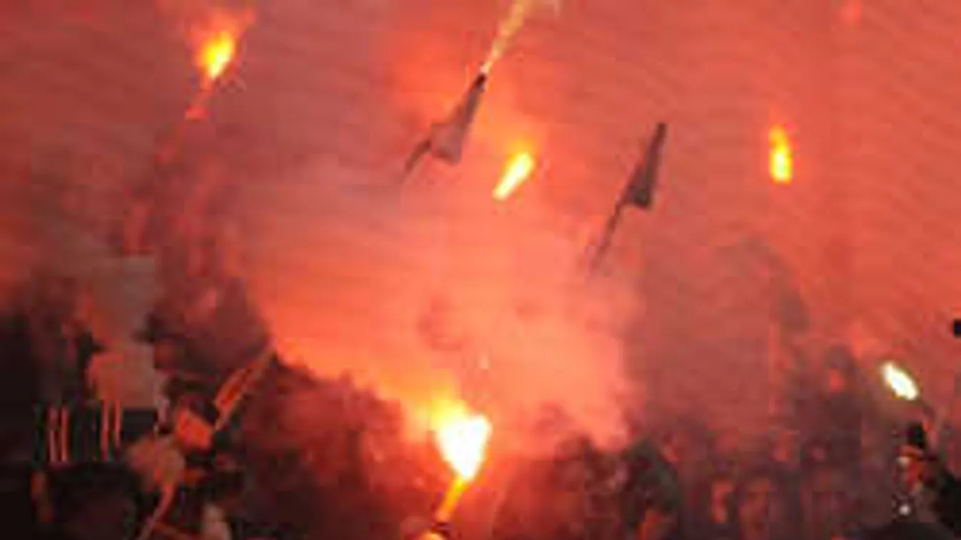 Tömegbunyó a pesti utcán, így balhéztak a Fradi és Újpest huligánjai