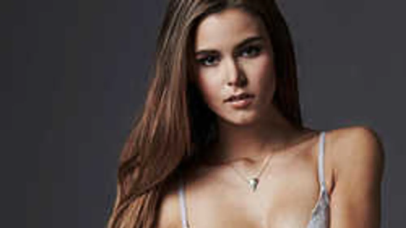 Egy kávéházban villantott gigantikusat a fiatal modell!