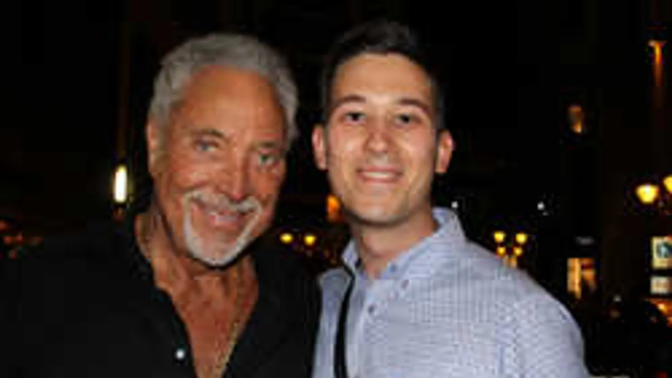 Hihetetlen, így került Tom Jones-szal egy képre a magyar srác