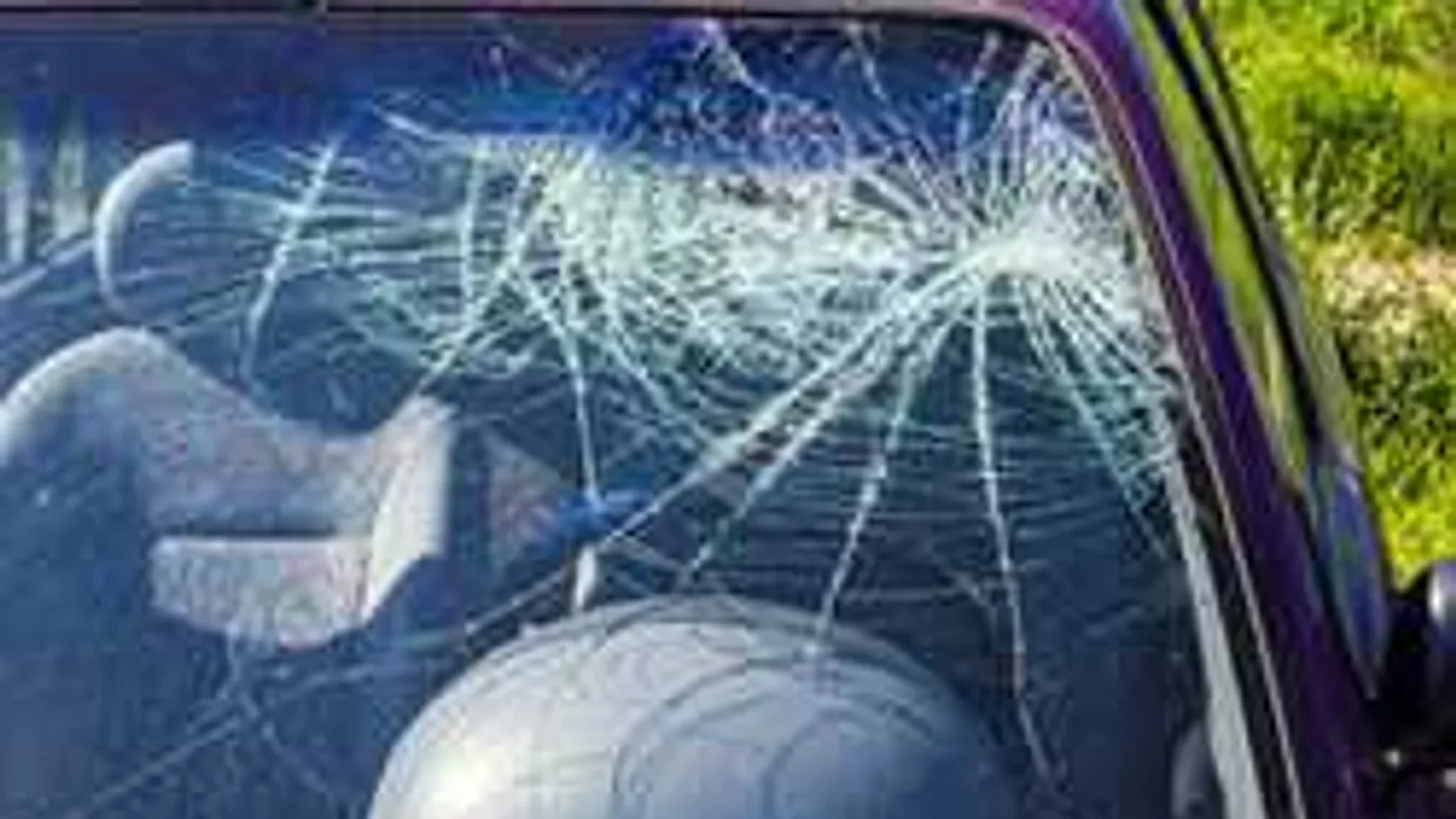 Beszorultak a kocsiba: két ember is életét vesztette a súlyos balesetben