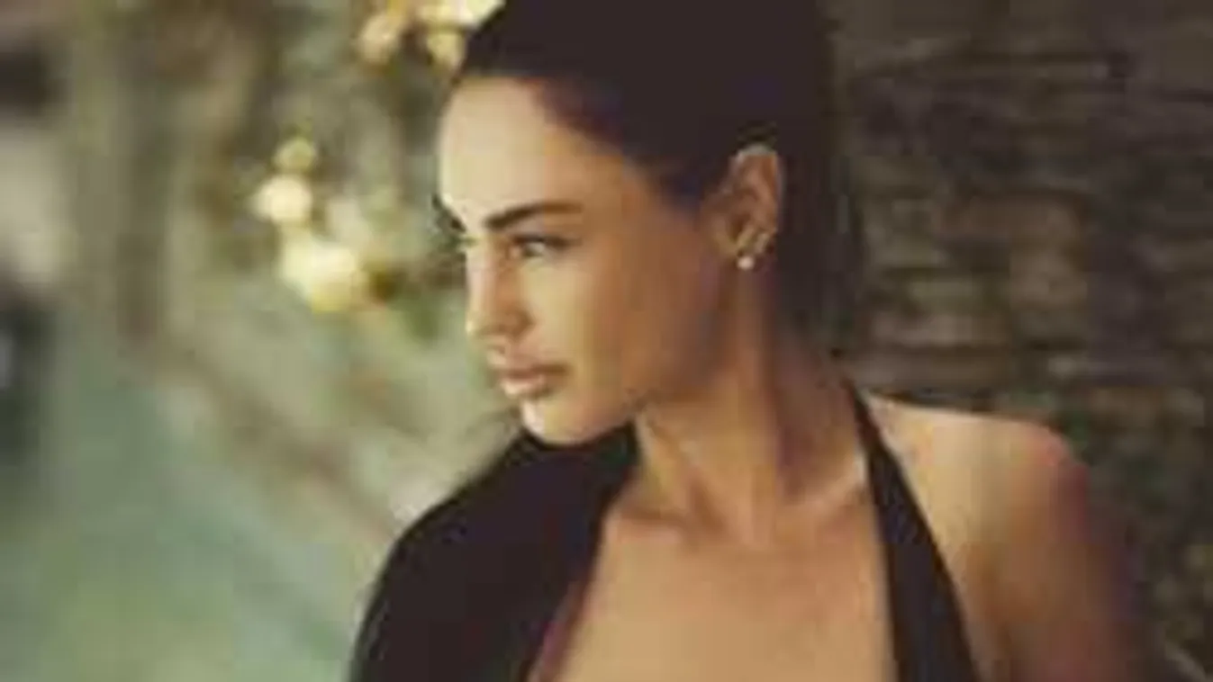 Õrjítő fotó, letolta bugyiját a nagymellű álomnő