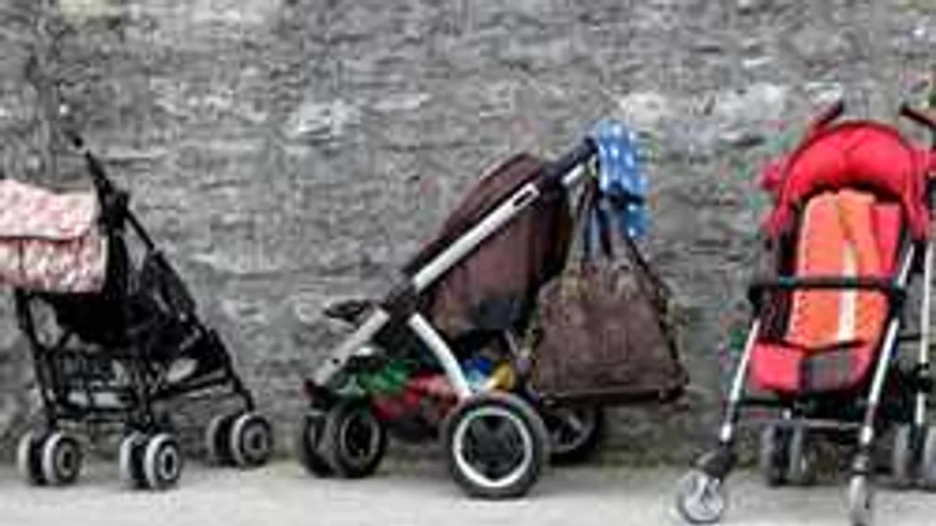 Két babakocsit sodort el egy autó Budapesten