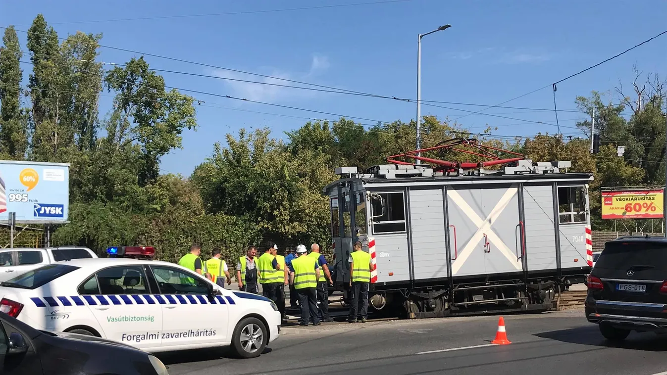 Áll a villamosforgalom Budapesten: kisiklott egy jármű – videó
