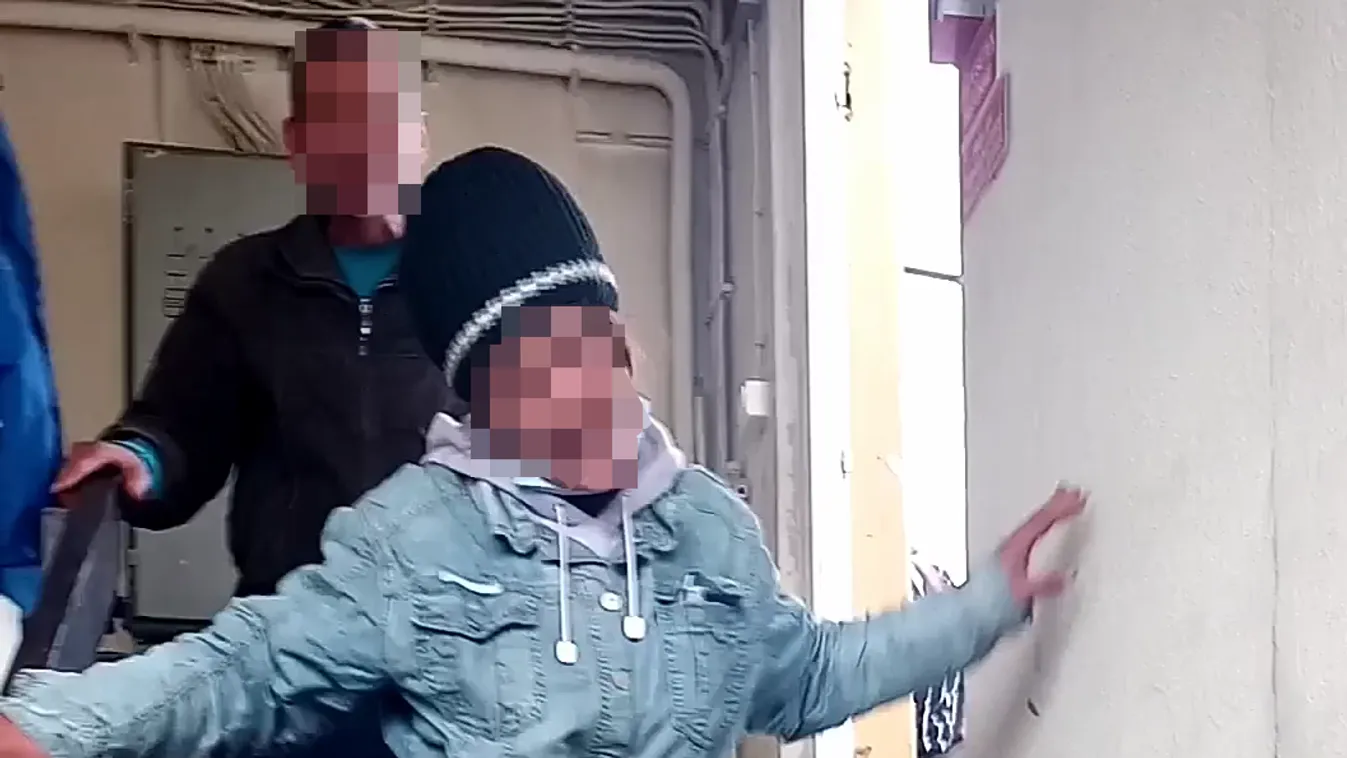 Késsel fenyegetőznek a lépcsőházba költöző hajléktalanok Kispesten