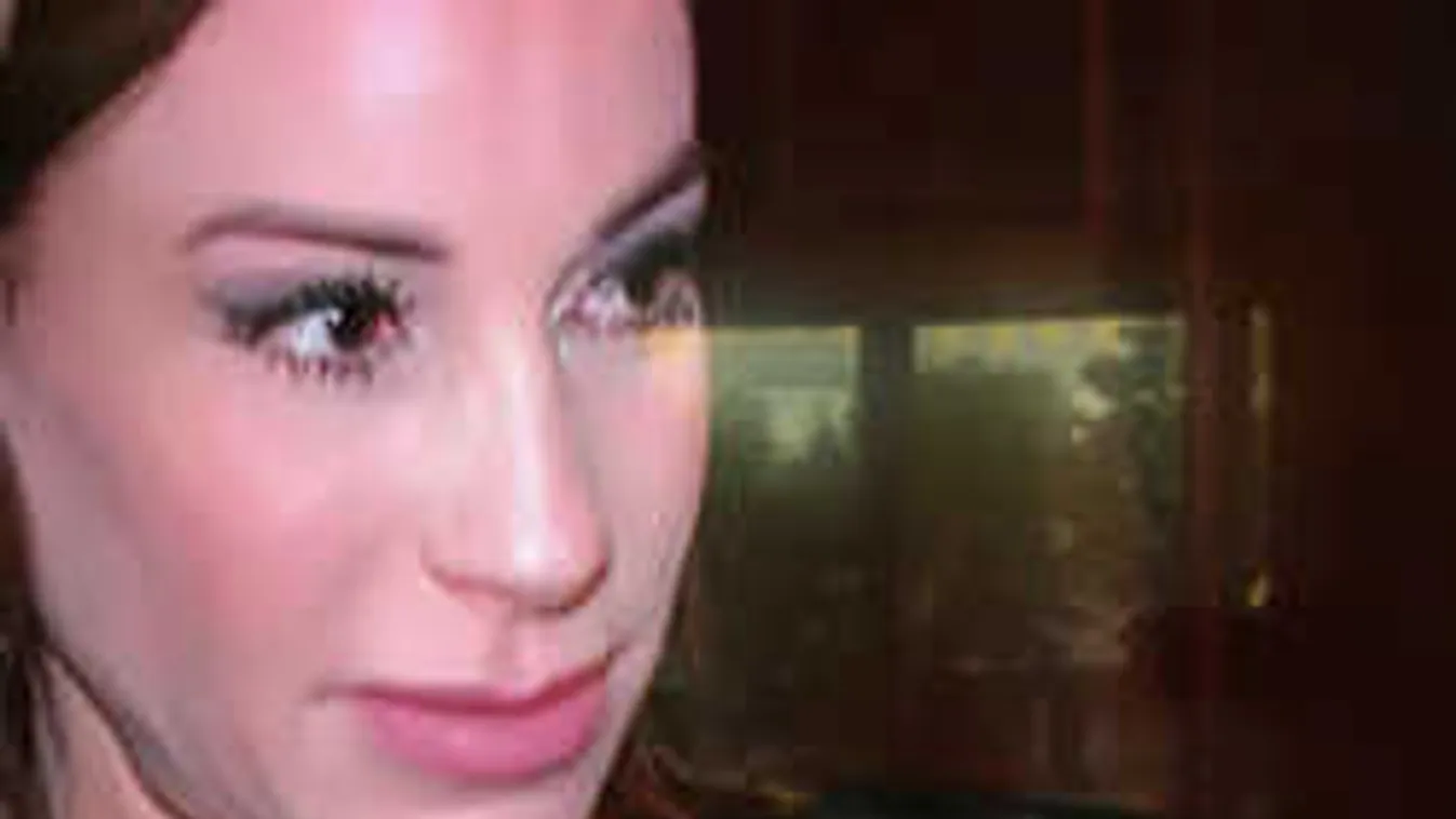 Itt a vége: Most nyílt, de már be is zárják Vajna Tímea üzletét