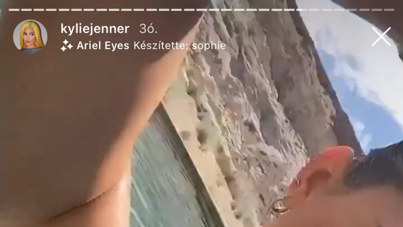 Kylie Jenner vad fürdőruhát húzott, és játszott kicsit a melleivel