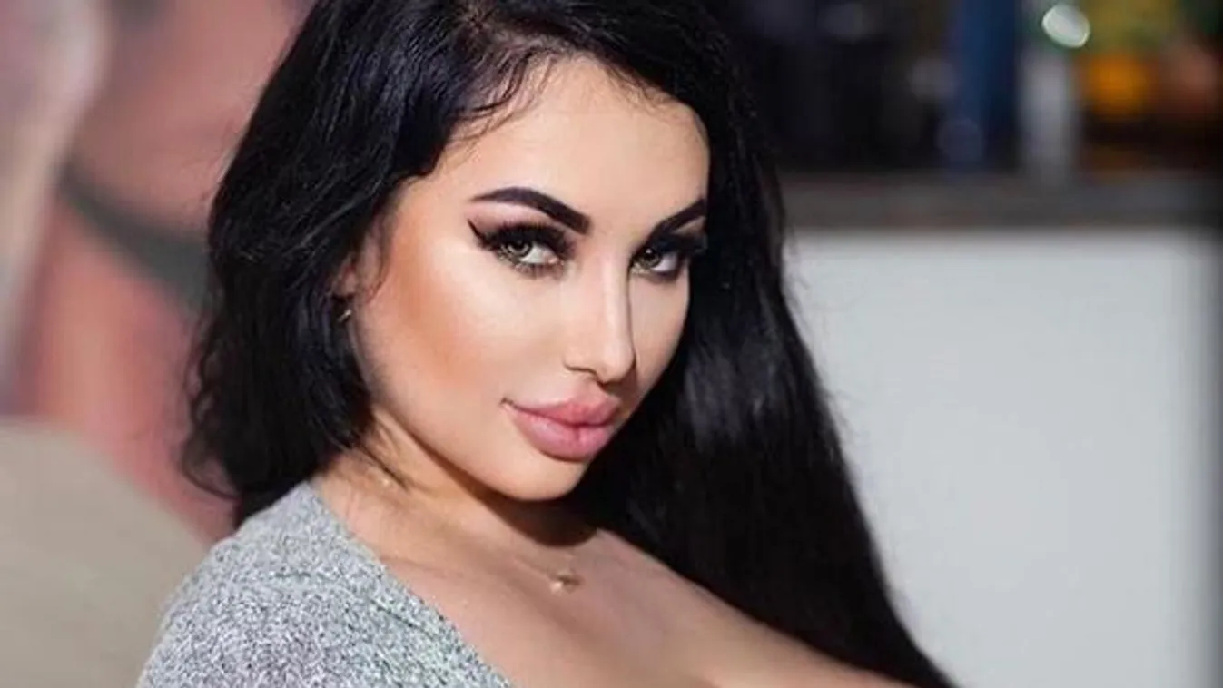 Gigamelleket villantott a modell: dupla K-s melltartókat hord