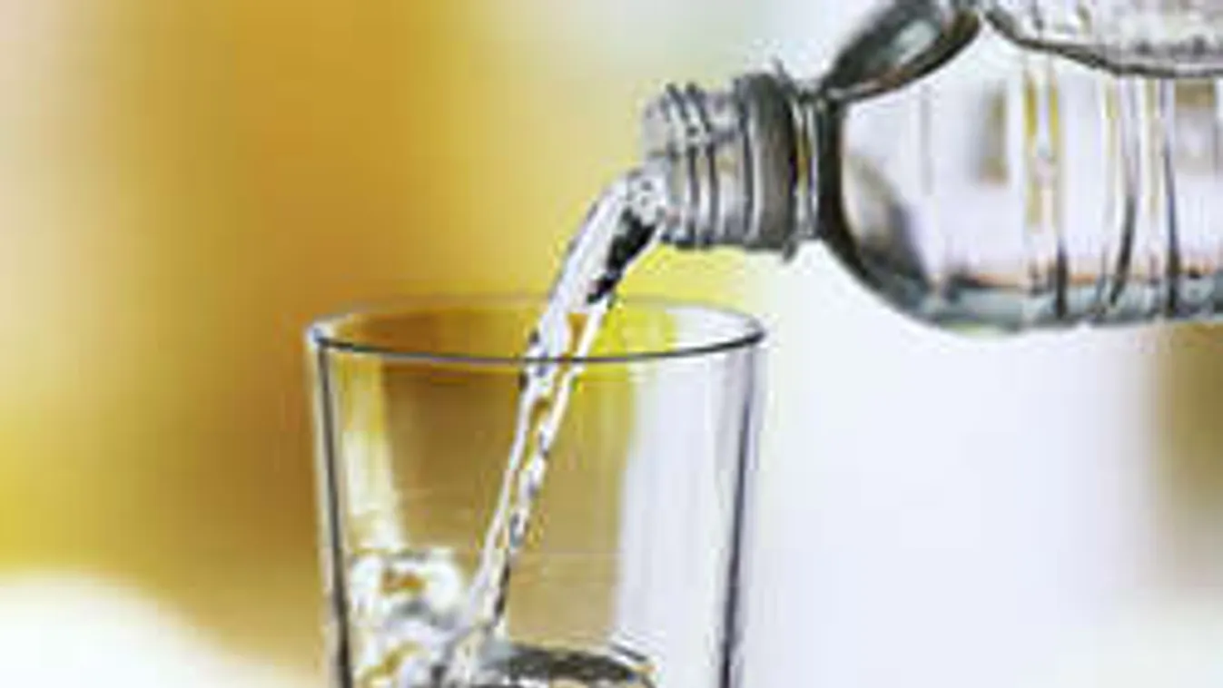 Ez tényleg nagy szemétség! Ásványvíznek hazudják a cukros vizet!