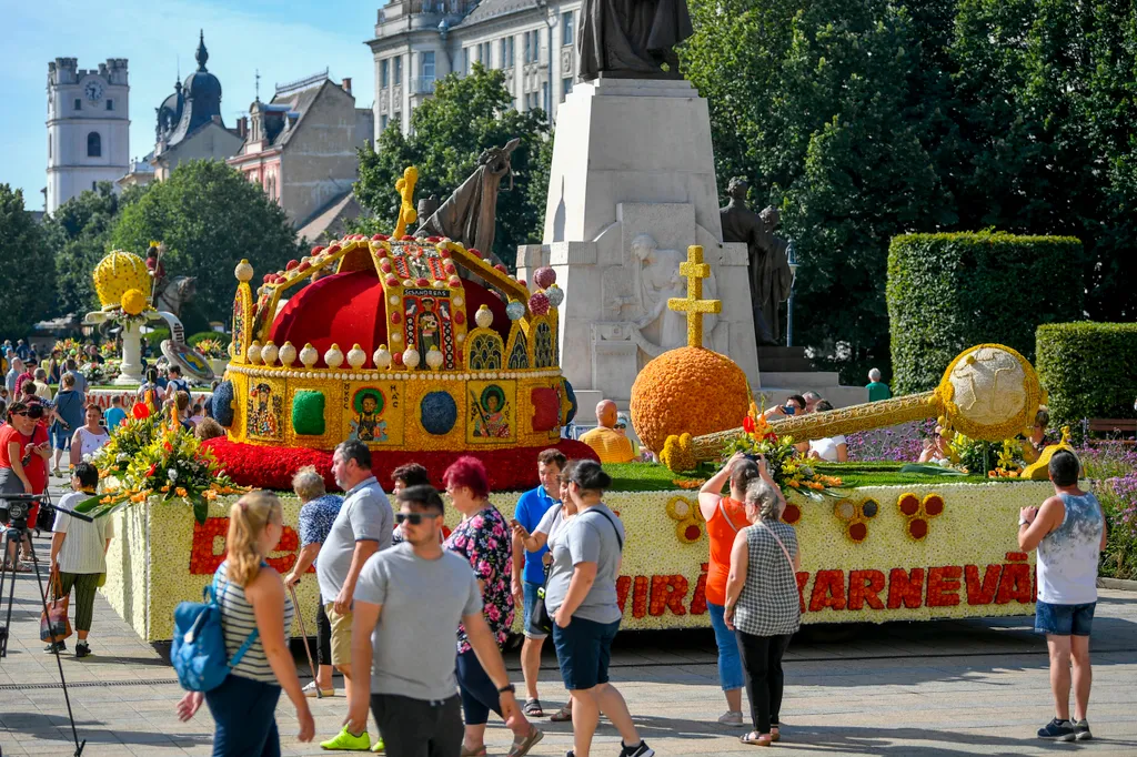 A Szent Korona nevű virágkocsi