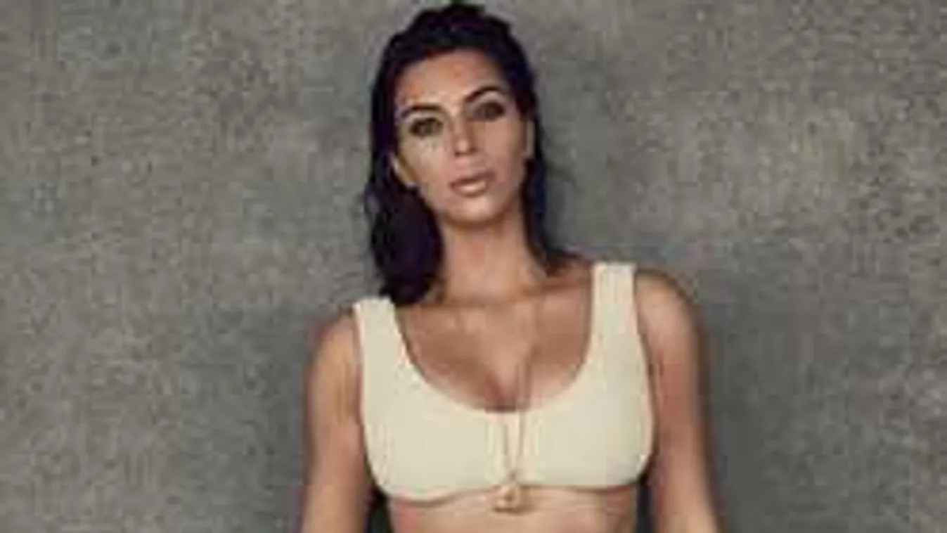 Meztelen férfival pózol a sztármami