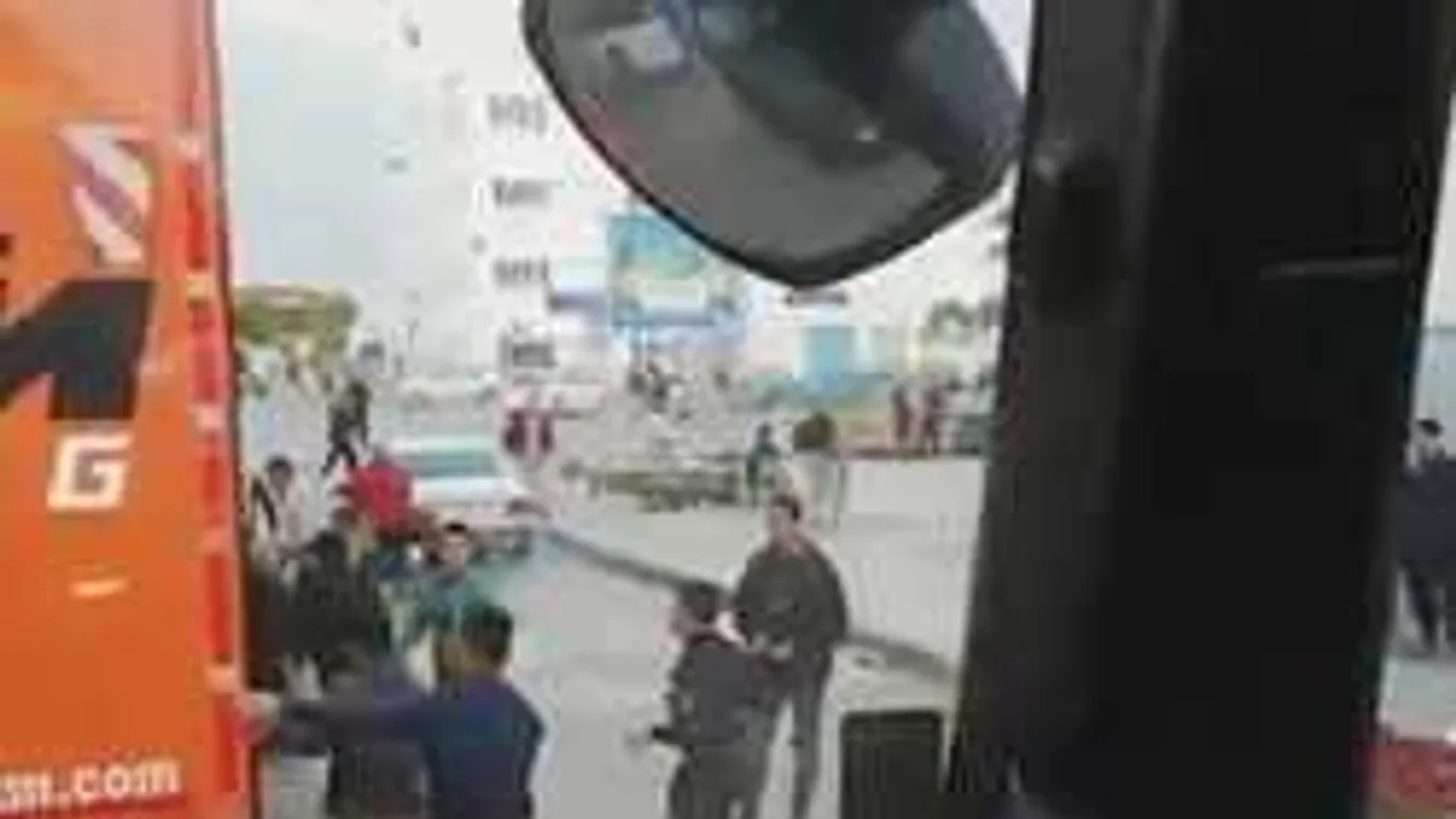 Osztrák kamionokra ugráltak a marokkóiak... Videó