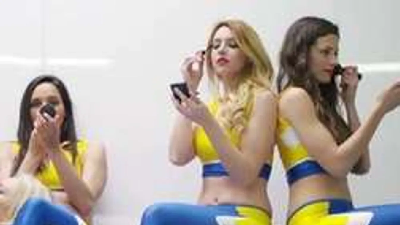 Szexi csajok mossák a Forma-1-es autót - videó