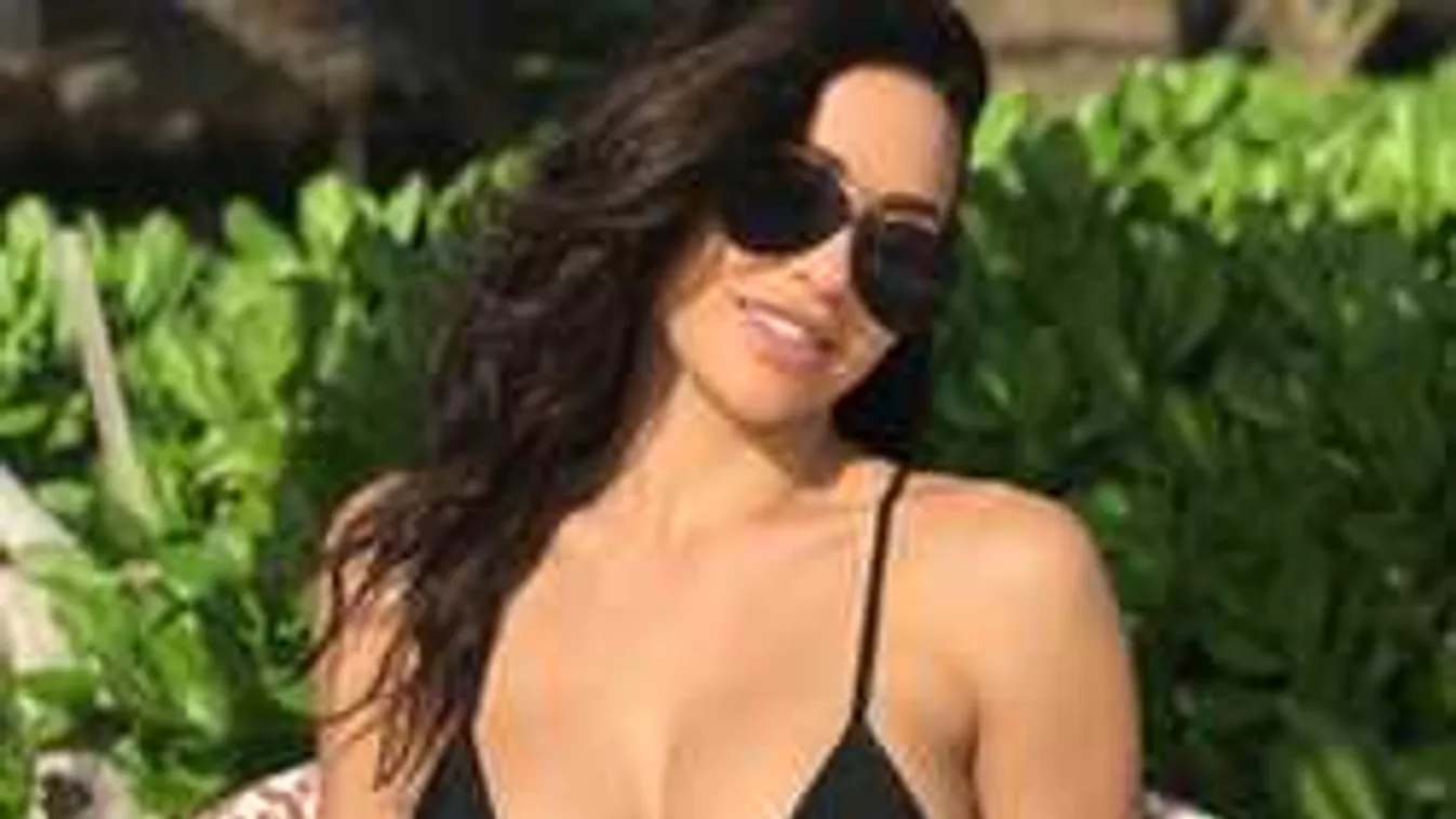 Lesd meg, mivel játszik mellbimbói előtt a vadóc bombázó!