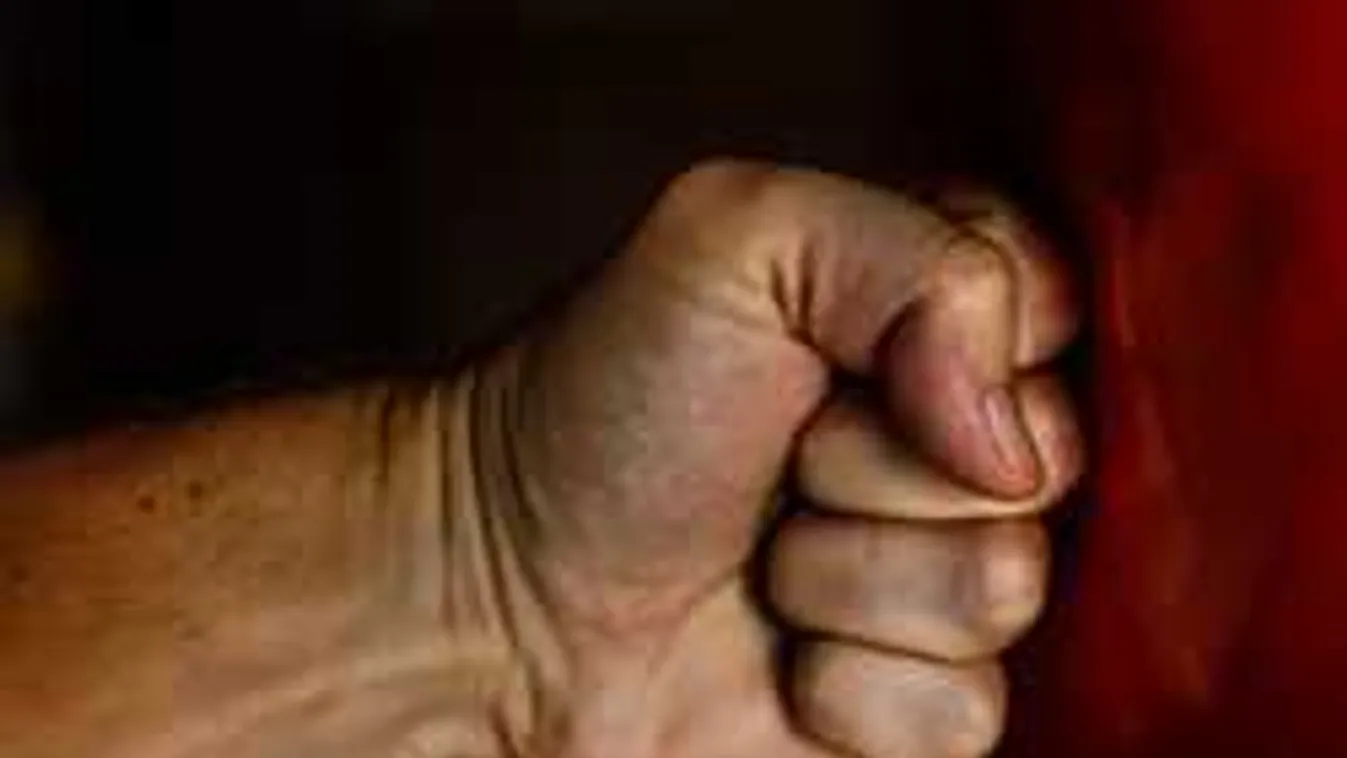 Mentálisan sérült fiút vertek egy focipályán, az egészet levideózták