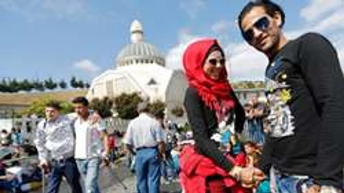 A jegyespárok nem járhatnak kézen fogva Törökországban. Turisták sem?