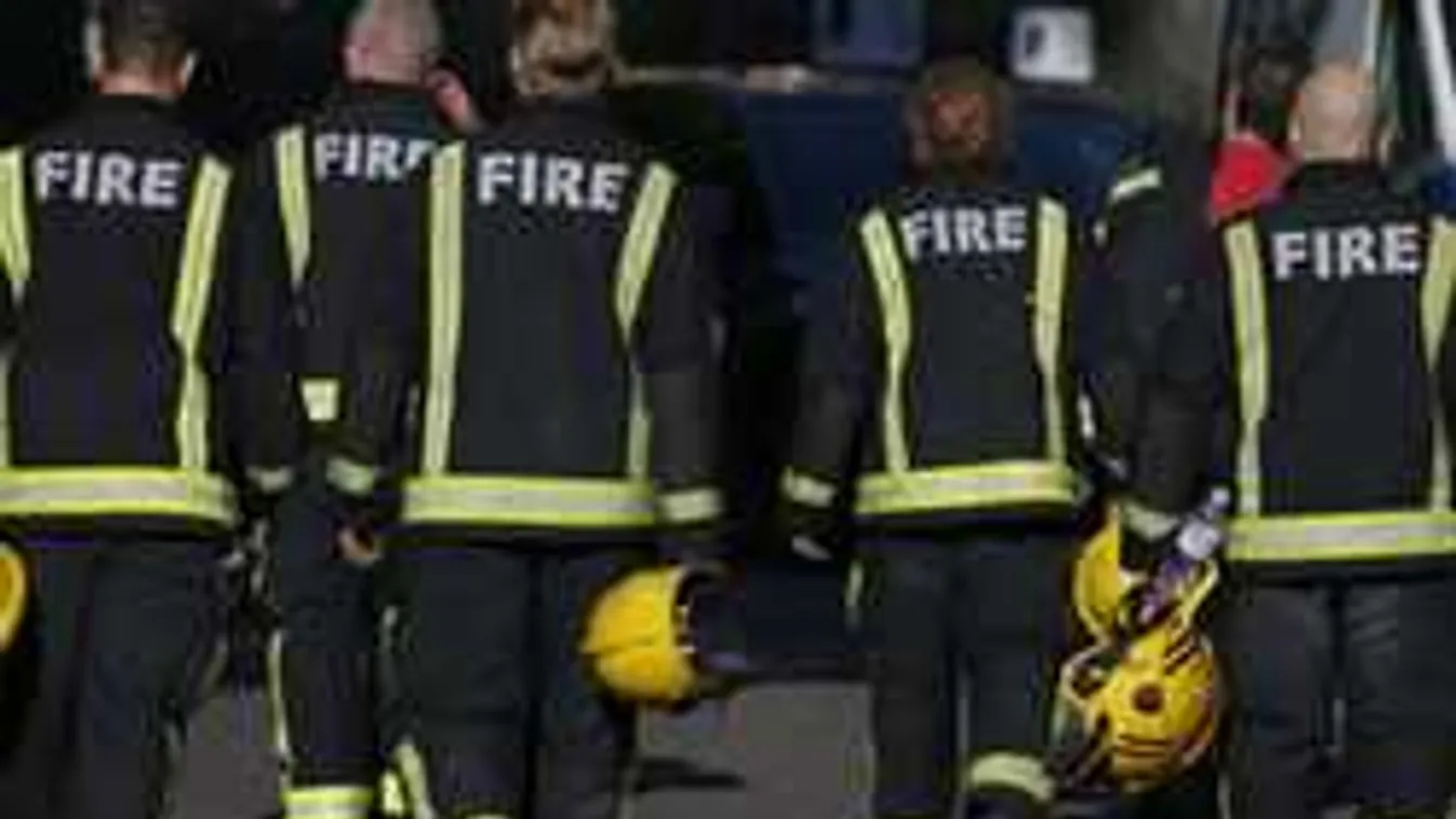 Tűzoltók a helyszínen: Szalagkorlátnak ütközött egy autó az M7-esen