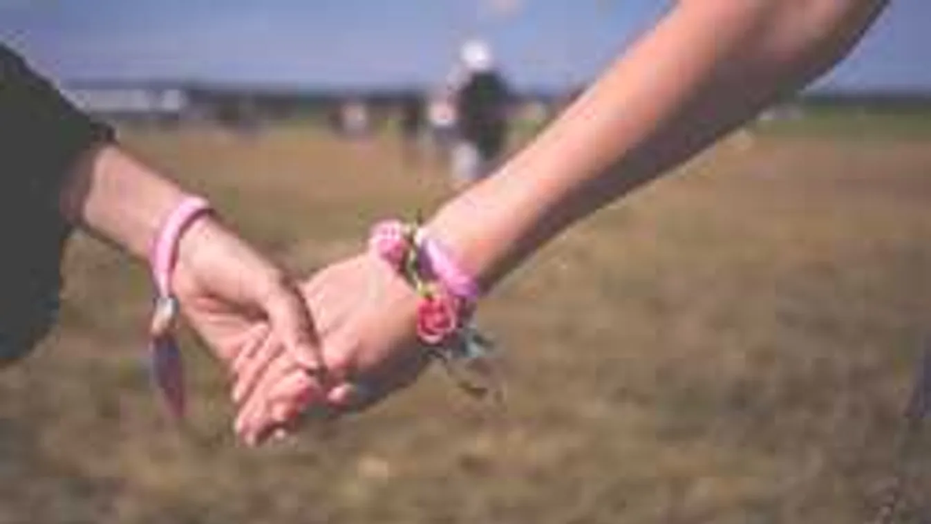 Megmutatta magát, ez a lány a leszbikus magyar színésznő szeretője!