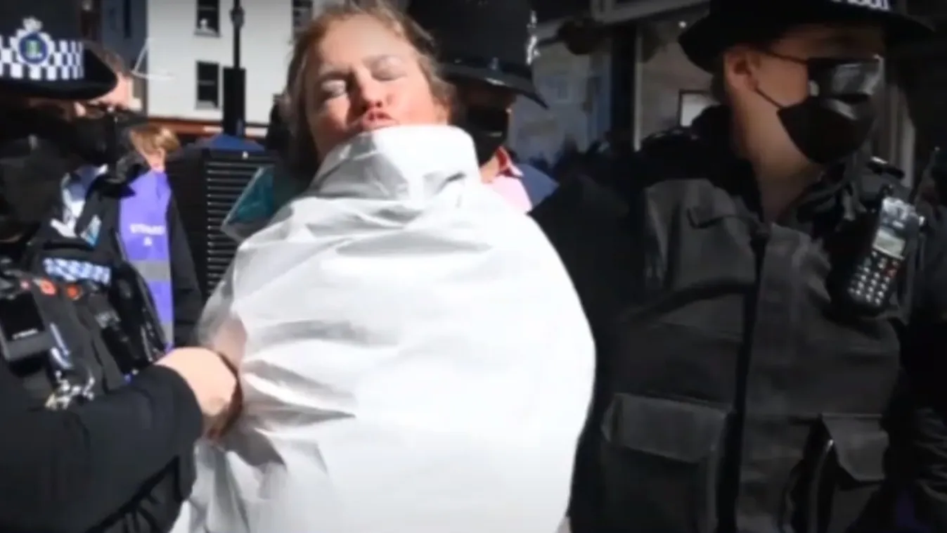 Félmeztelen nő zavarta meg Fülöp búcsúztatóját – Videó