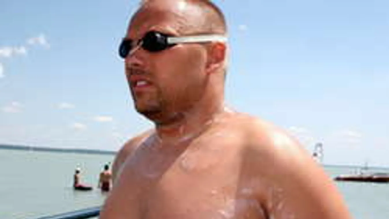 A tenger közepén húzták a hajóba az eszméletlen magyar úszót