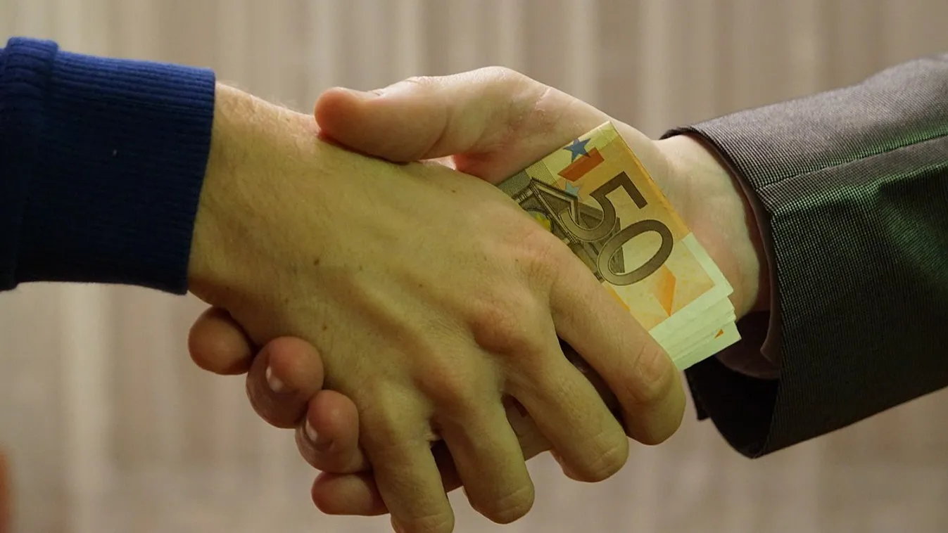 60 millió eurós vesztegetéssel vádolnak egy volt EU-biztost