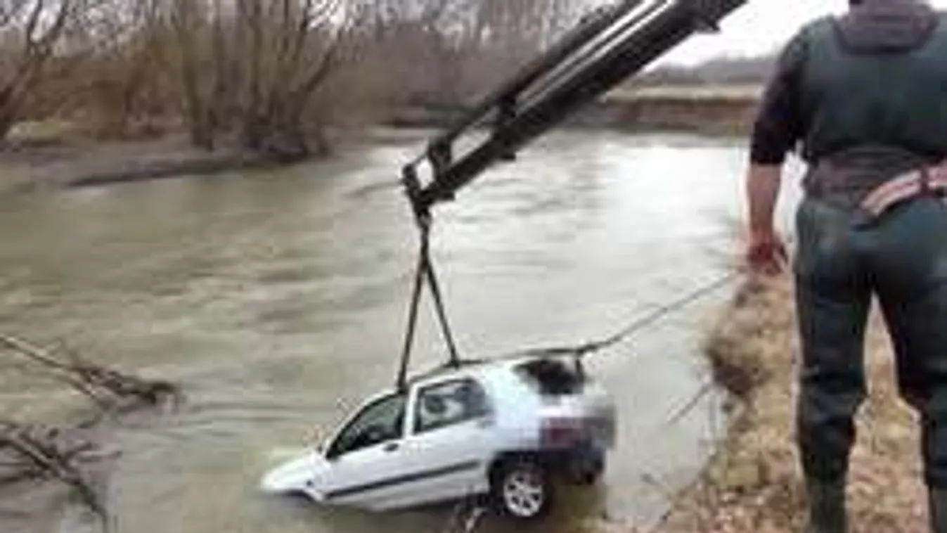 Saját kutyája okozta a balesetet: a Rábába hajtott autójával a horgász