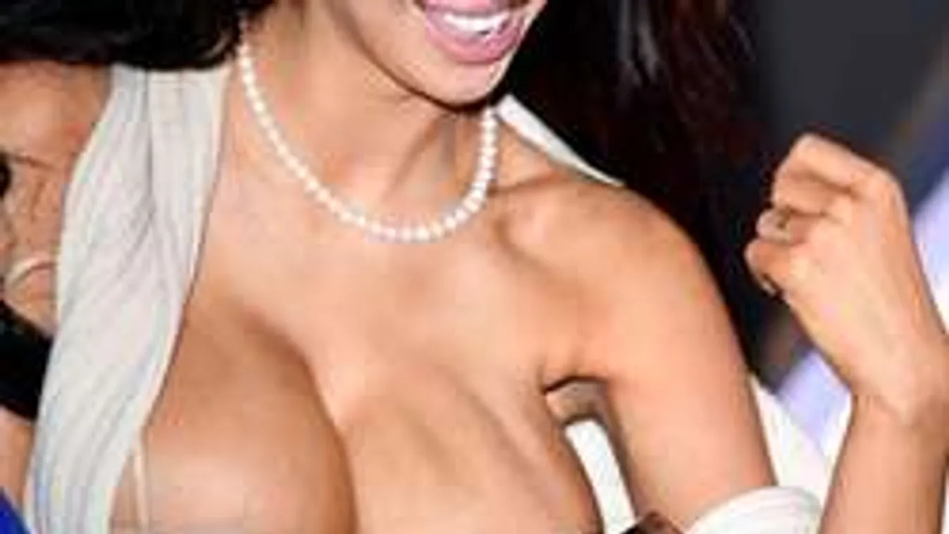 Mellbimbót villantott a valóságshow-sztár