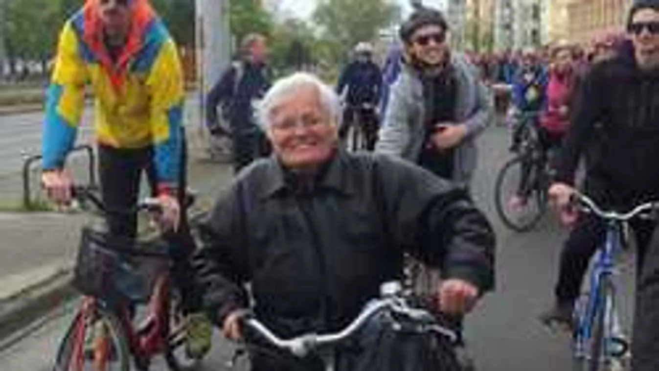 Az internet hőse lett a 77 éves Lidi néni!