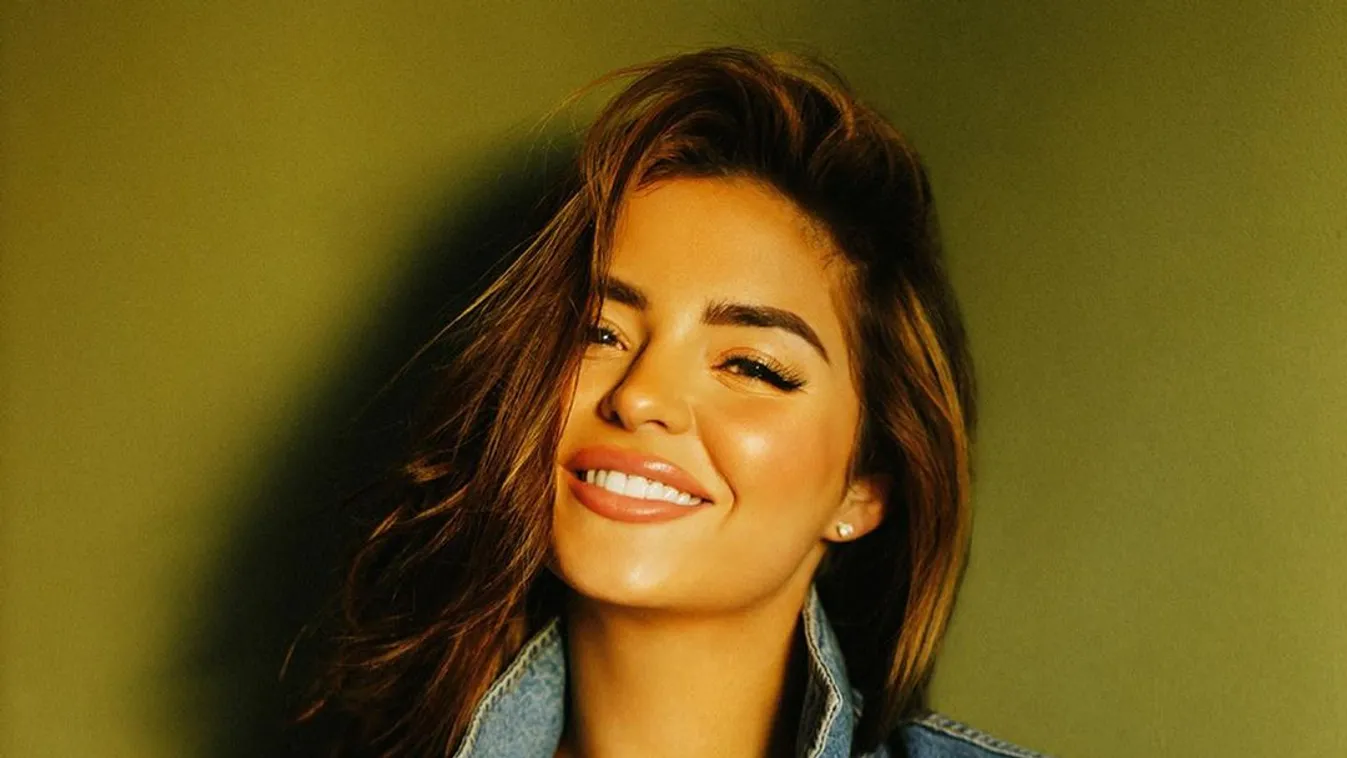 Meglesték a fürdőben, a kádban kényezteti magát a meztelen kebelcsoda